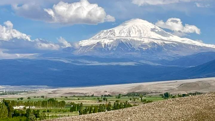 Iğdır&#039;dan Ağrı Dağı&#039;nın Büyüleyici Silüeti: Beyaza Büründü