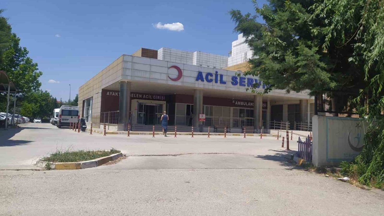 Çivril Devlet Hastanesi&#039;nde Zehirlenme Şüphesi: 78 Personel ve Öğrenci Hastanelik Oldu