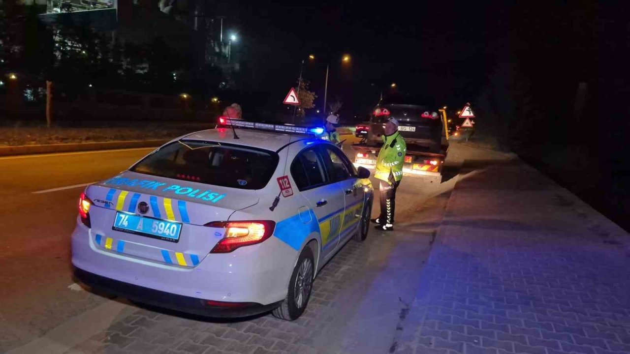 Bartın'da Alkollü Sürücü Avı: Polisten Kaçmaya Çalışanlar Yakalandı