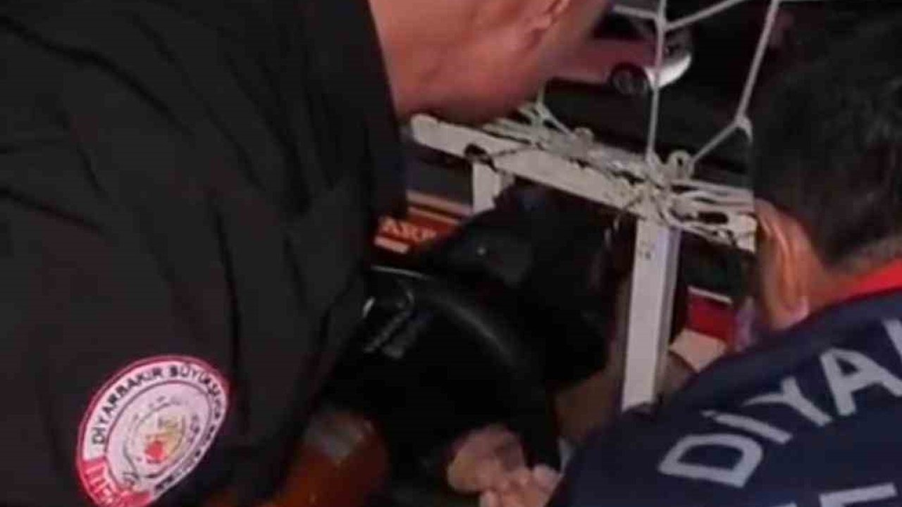 Diyarbakır Silvan&#039;da Yürek Hoplatan Anlar: Kafası Korkuluklara Sıkışan Çocuk Kurtarıldı