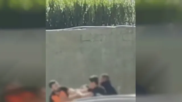 Cadde ortasında sopalı bıçaklı kavga: 3 yaralı