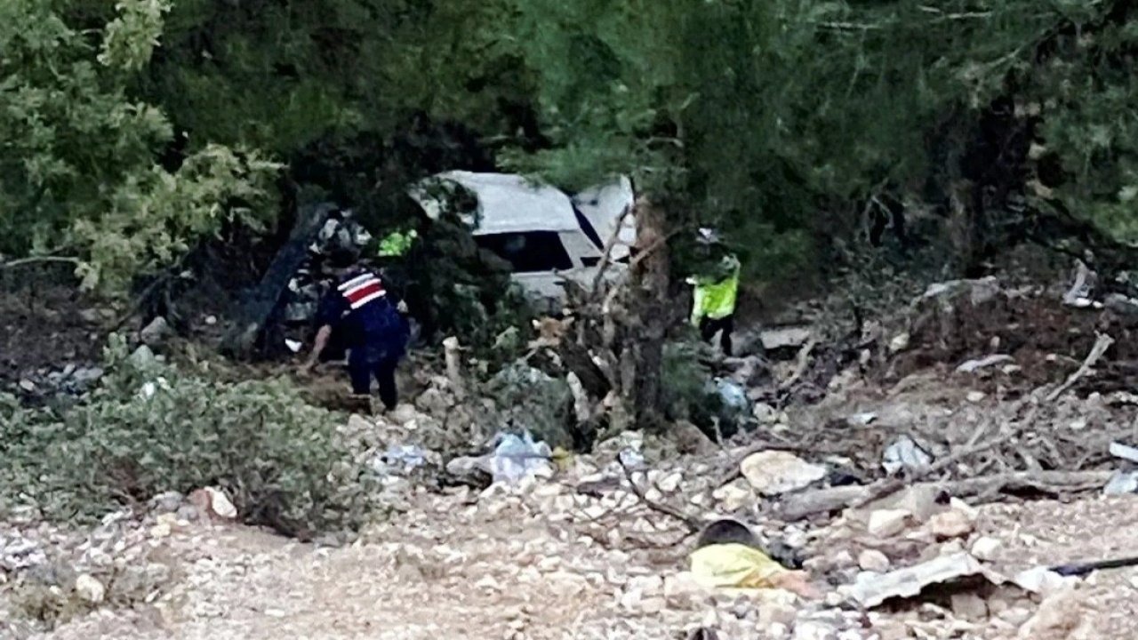 Kütahya Emet&#039;te Otomobil Uçuruma Yuvarlandı: Karı Koca Yaralı