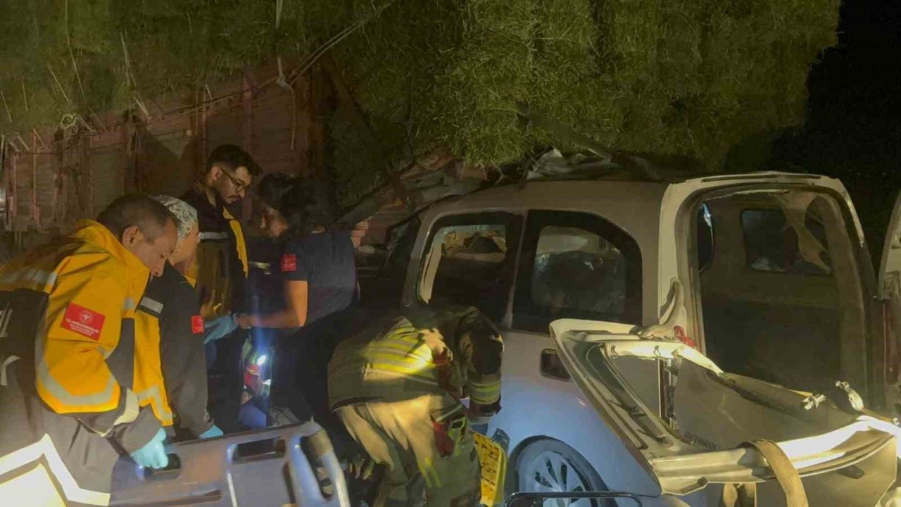 Polatlı&#039;da Feci Kaza: Hafif Ticari Araç Kamyona Çarptı, 2 Genç Hayatını Kaybetti