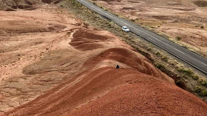 Gökkuşağı Tepelerinde Sonbahar Güzelliği: Iğdır&#039;ın Doğal Harikası Ziyaretçilerini Büyülüyor