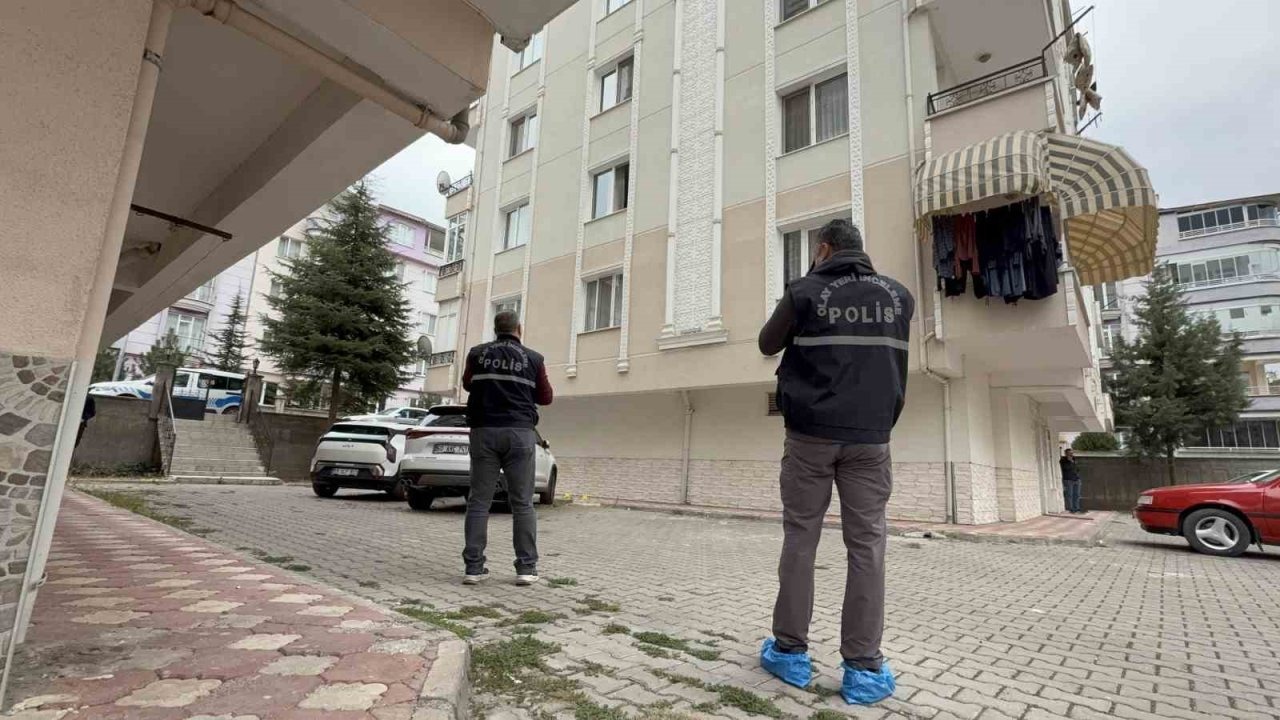 Tokat&#039;ta Cam Silerken Dengesini Kaybeden Kadın, Park Halindeki Aracın Üzerine Düştü