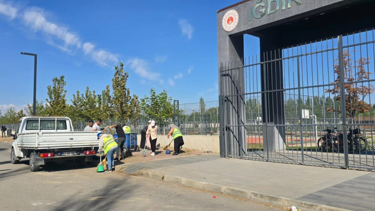 Iğdır Millet Bahçesi'nde Çevre Temizliği Seferberliği: "Yeşil Alanlarımıza Sahip Çıkalım"