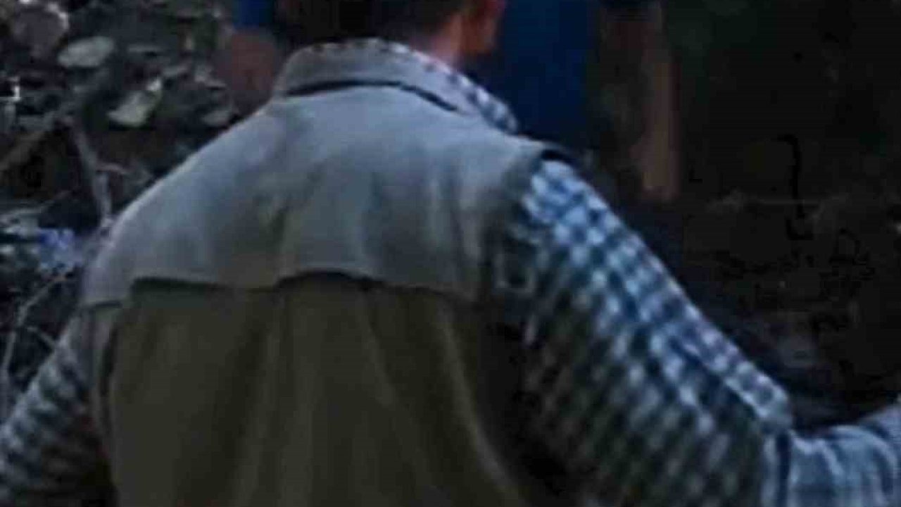 Boz ayı avlayan iki avcı fotokapana yakalandı