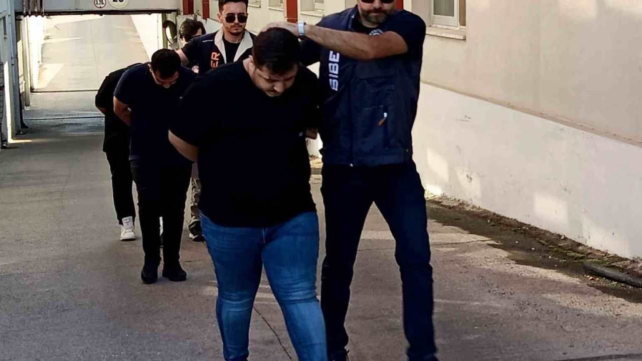 Adana'da 'Sazan Sarmalı' Vurgunu: 7 Boğa Almak İsteyenleri 600 Bin TL Dolandıran 3 Şüpheli Yakalandı