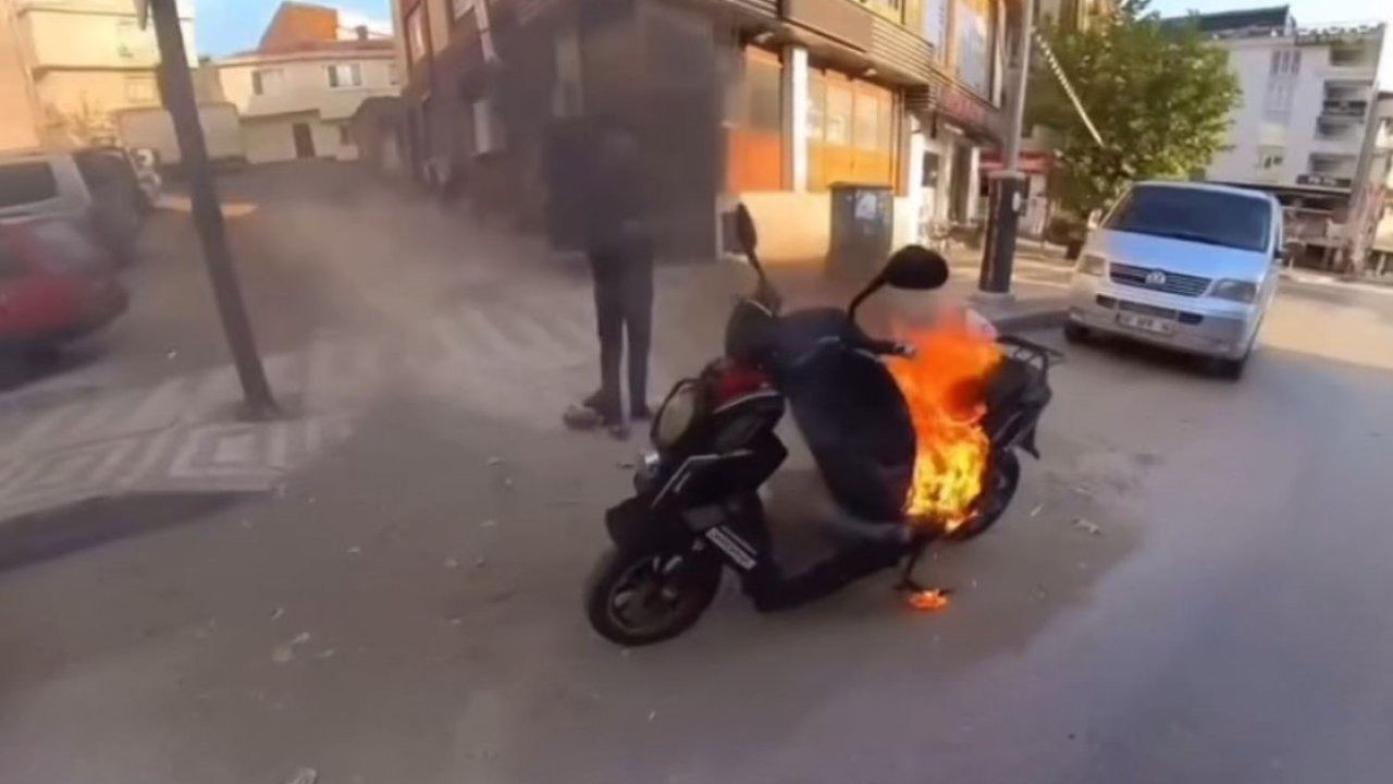 Yanmakta Olan Motosiklete 'Vileda Kovasıyla' Kahramanlık Müdahalesi
