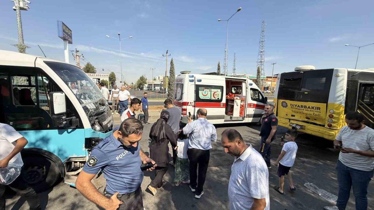 Diyarbakır&#039;da Korkutan Kaza: Freni Patlayan Otobüs Durağa Daldı, Aralarında Çocukların Olduğu 20 Yaralı