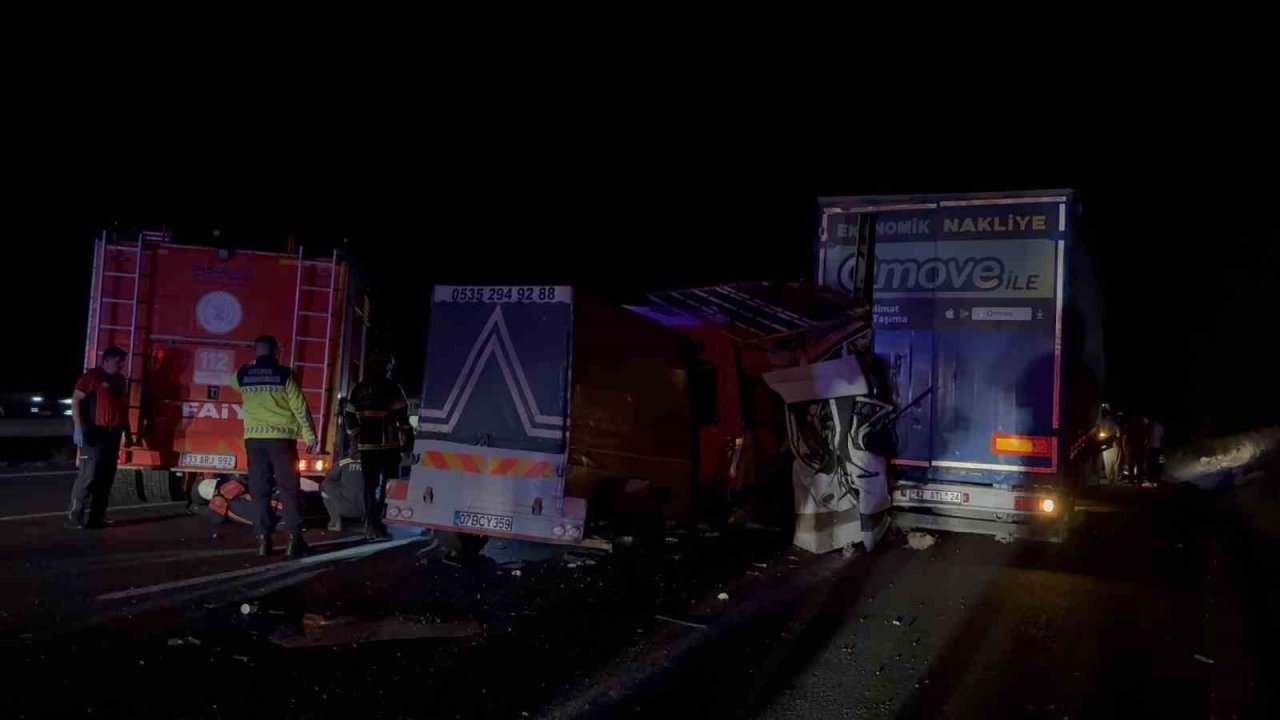 Tarım İşçilerini Taşıyan Minibüs Tıra Çarptı