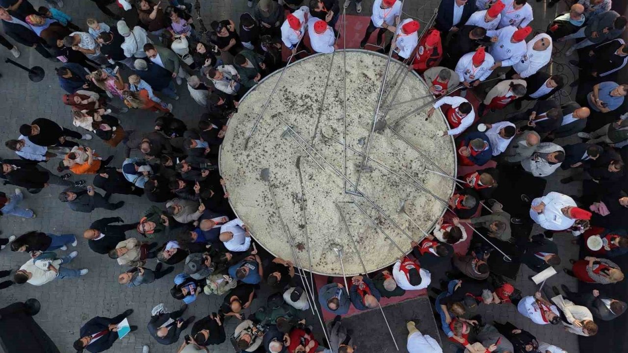 Edirne&#039;de &quot;Pilav Rekoru&quot; Denemesi: Dev Tencerede Pişirilen 6 Ton Pilav Halkla Buluştu