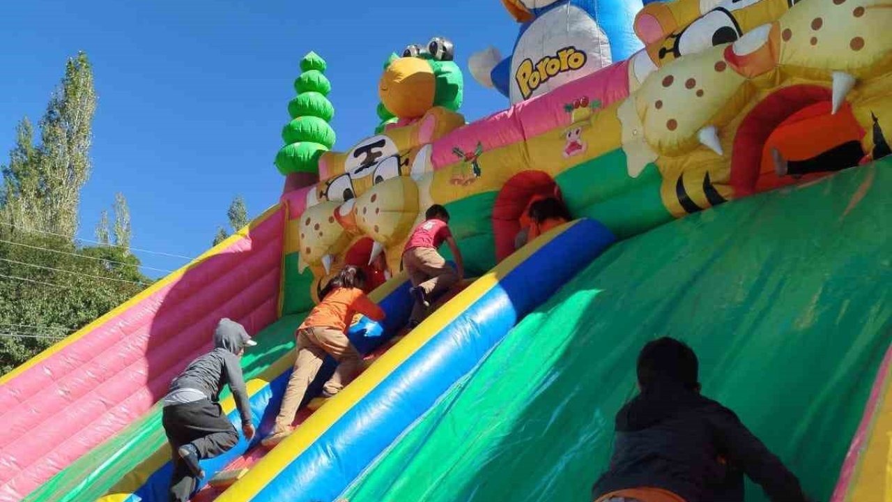 Ardahan&#039;da &quot;Merkezim Her Yerde&quot; Projesi Sınır Köyü Çocuklarının Yüzünü Güldürdü