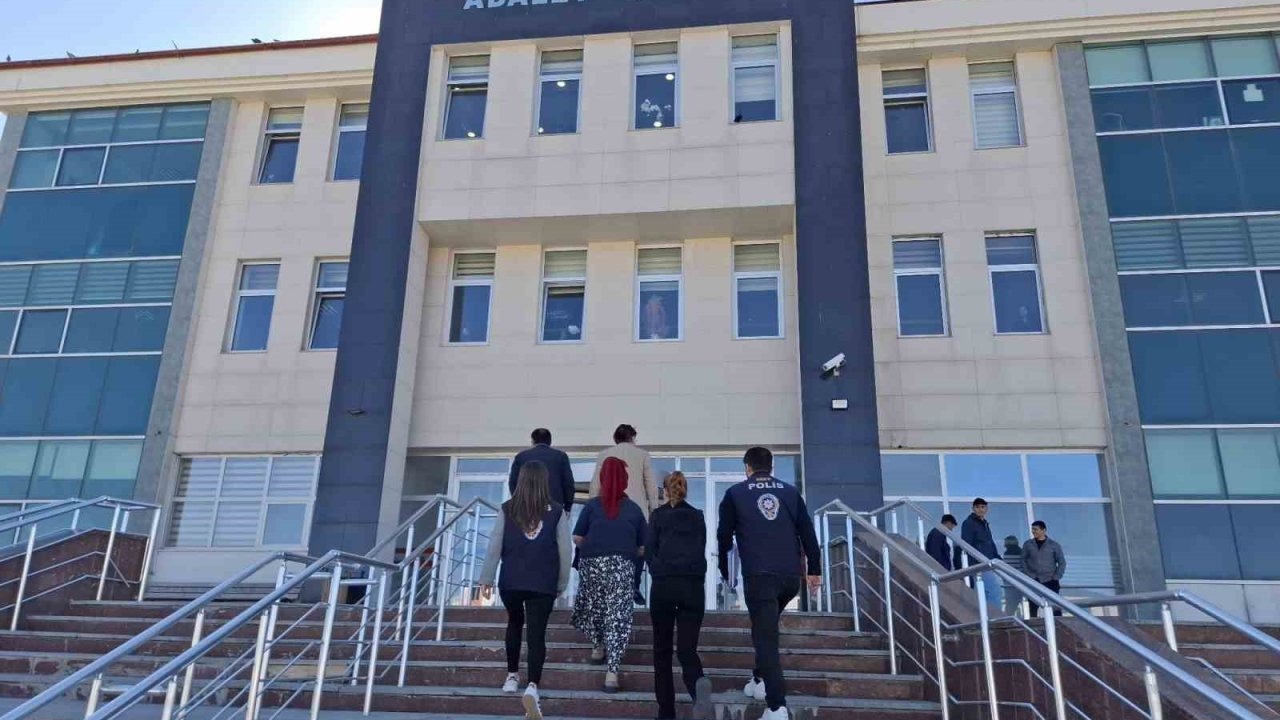 Kars&#039;ta Siber Suç Operasyonu: Banka Kartlarını Kötüye Kullanan 2 Şüpheli Gözaltına Alındı