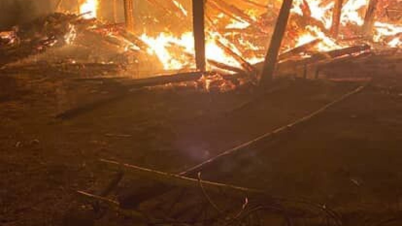 İki katlı ev ve ahır alevlere teslim oldu