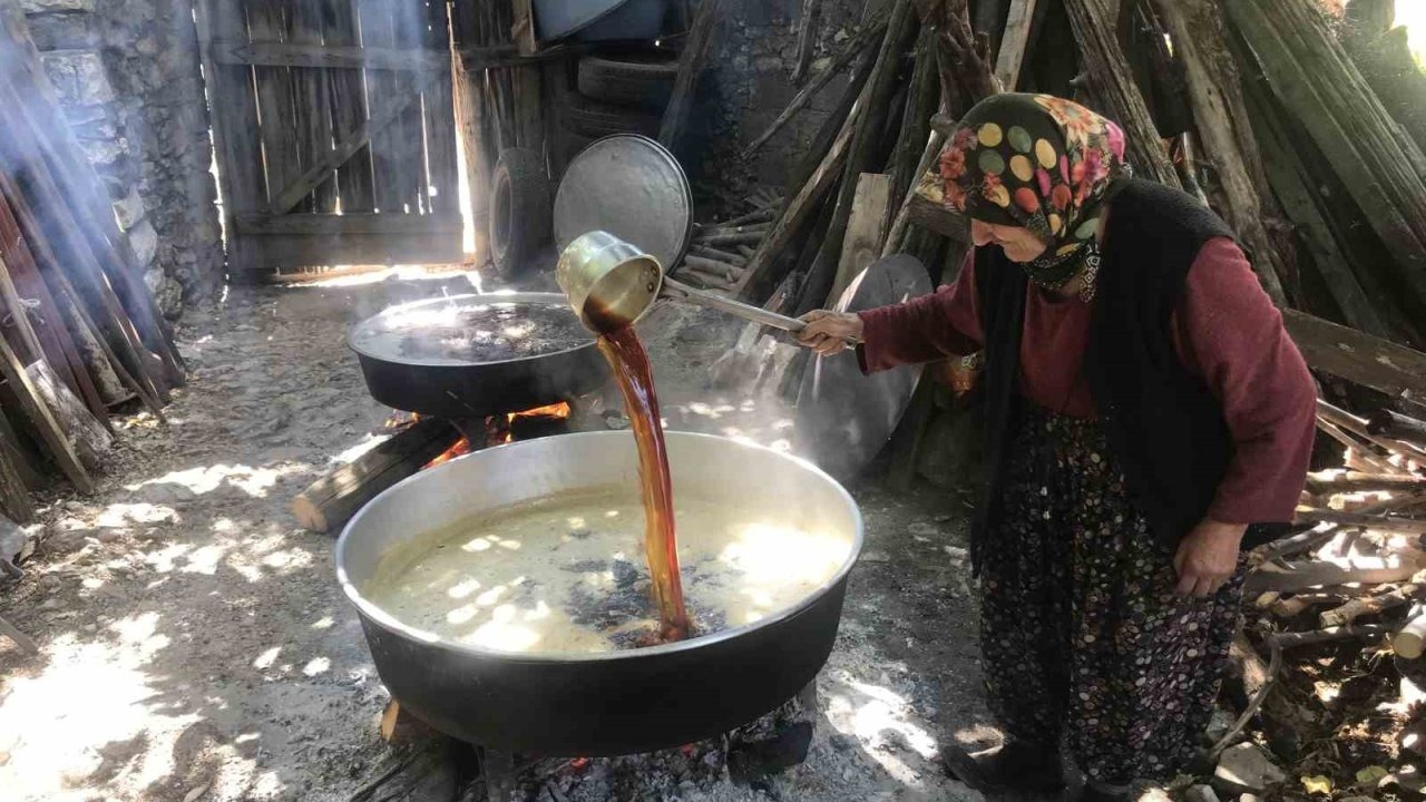 İbradı'da Geleneksel Pekmez Mesaisi: Atadan Kalma Yöntemle Üretilen Bal Gibi Pekmezin Kilosu 500 TL