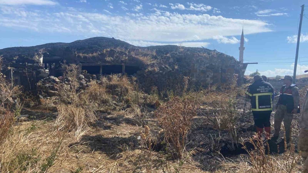 Kars&#039;ta Metruk Binada Yangın: İtfaiye Ekipleri Söndürdü