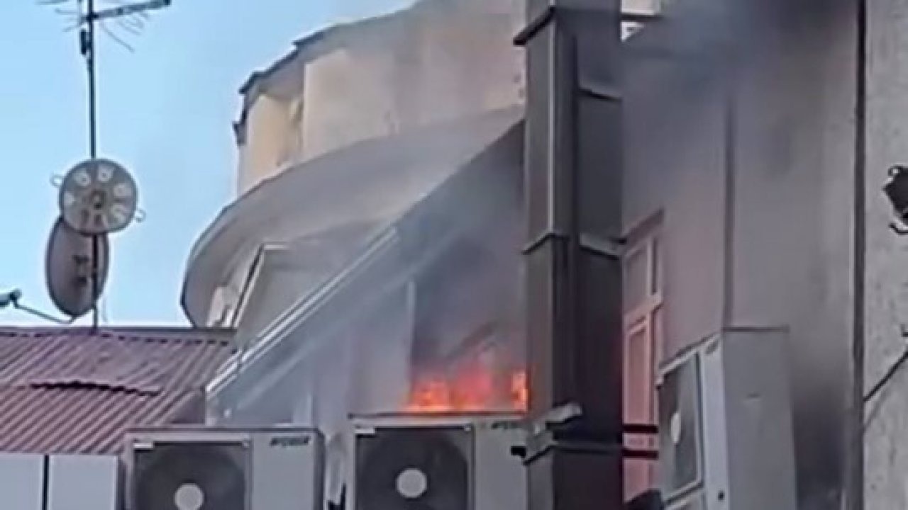 Elazığ&#039;da İş Yerinin Çatısında Yangın: İtfaiye Ekipleri Söndürdü