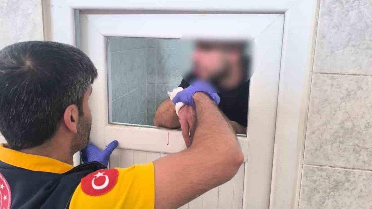 Korku Dolu Anlar: Madde Etkisindeki Şahıs Cami Tuvaletinin Camlarını Parçaladı