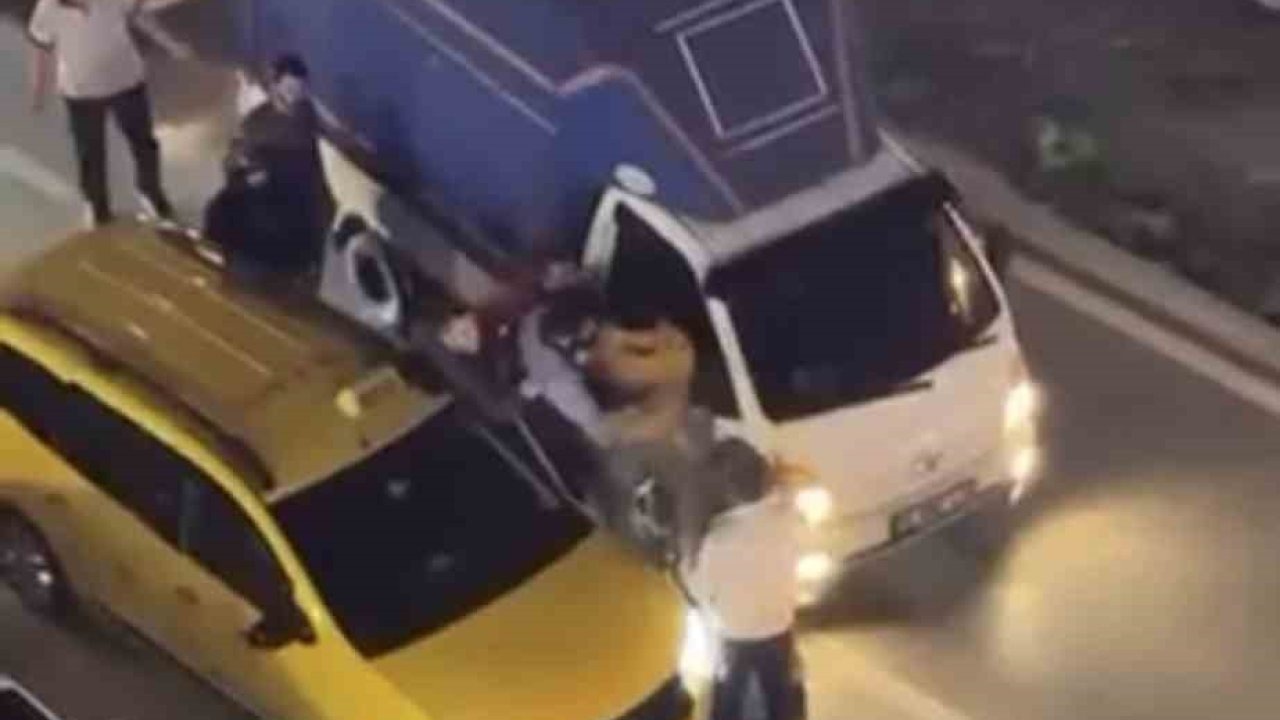 Bursa&#039;da Trafik Tartışması Kavgaya Dönüştü: Sürücüler Yol Ortasında Kapıştı