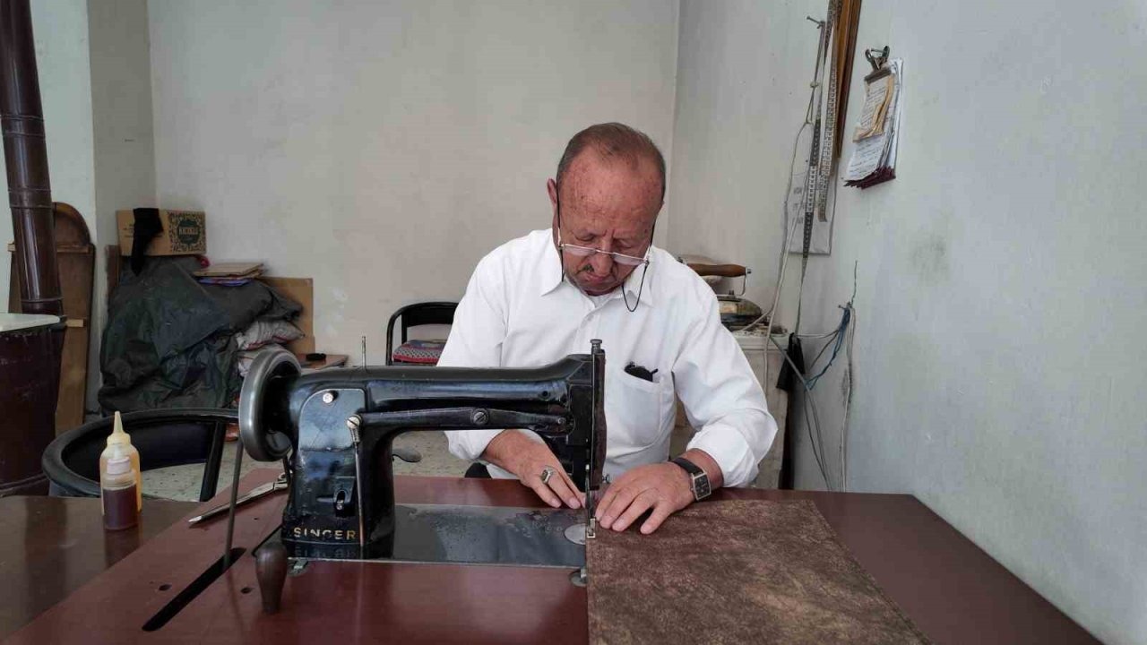 Van Erciş’in &quot;Yaşayan Çınarı&quot;: Sevdin Karadağ 55 Yıldır Makas Sallıyor