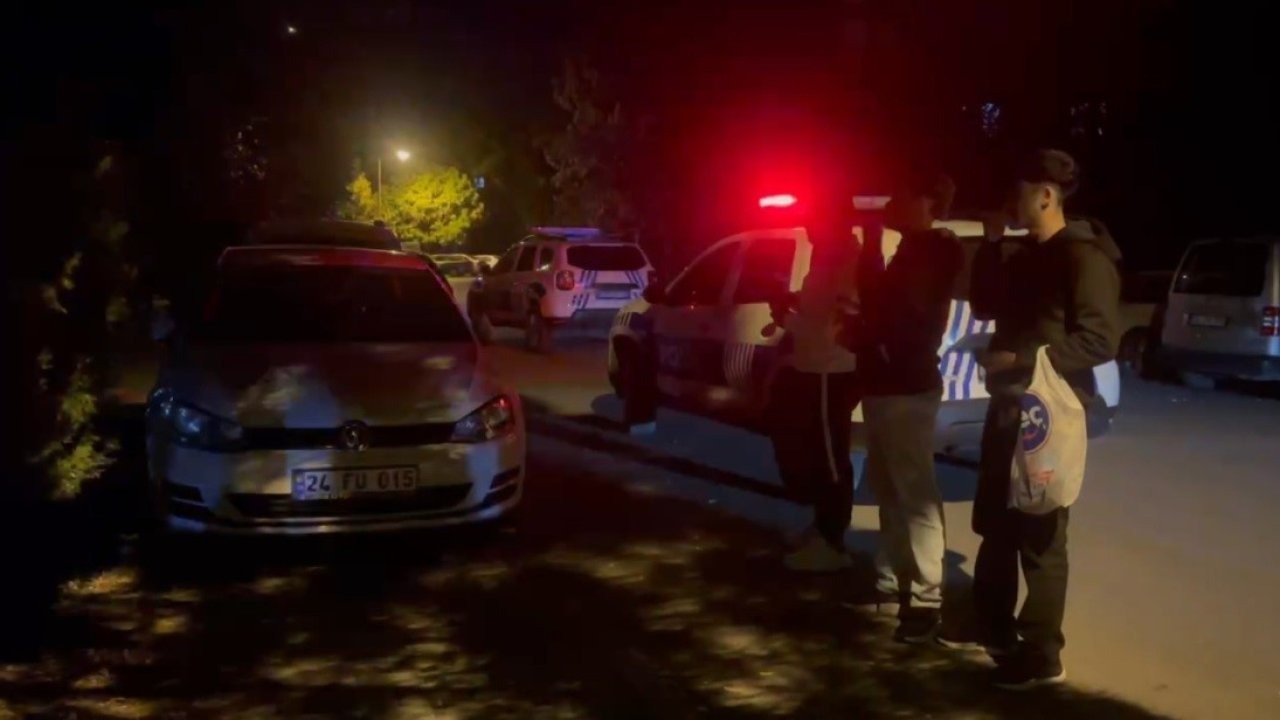 Çekirdek Çitleyerek İzlediler: Erzincan&#039;da Gergin İkna Anı