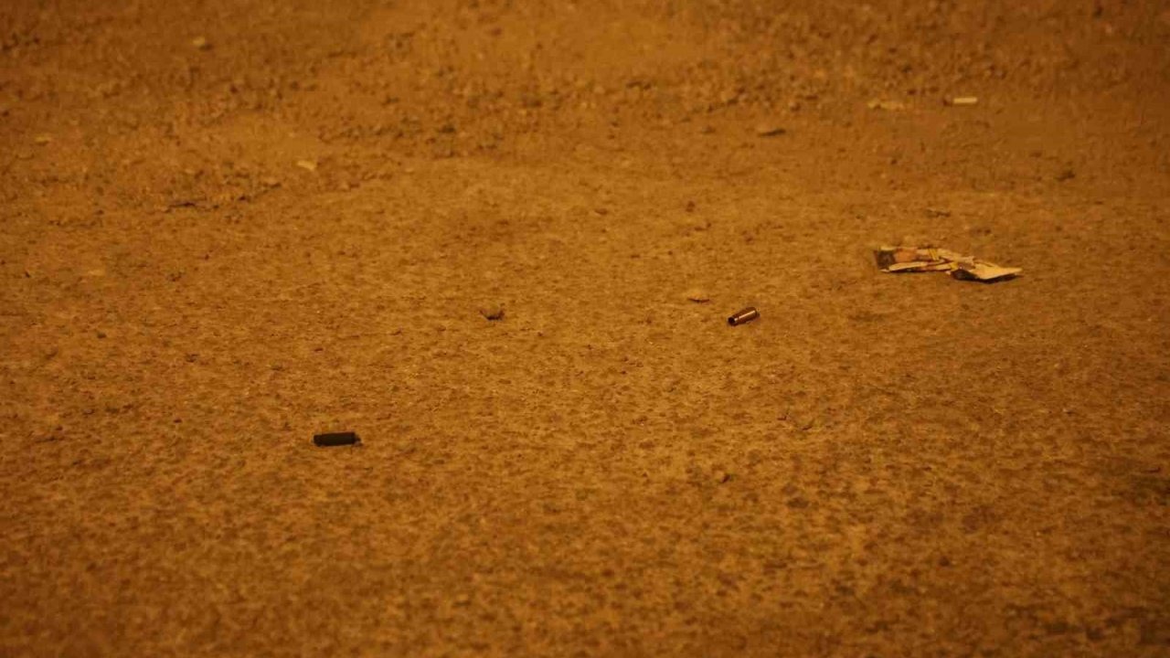 Kozan'da Silahlı Saldırı: Galeriye Uzun Namlulu Silahla Ateş Açıldı