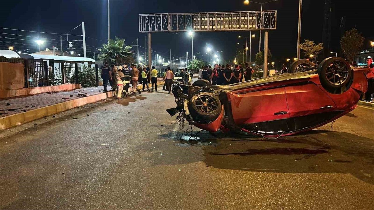 Hatay İskenderun’da Feci Kaza: Kaldırımdaki Yayalara Çarpan Araç Takla Attı