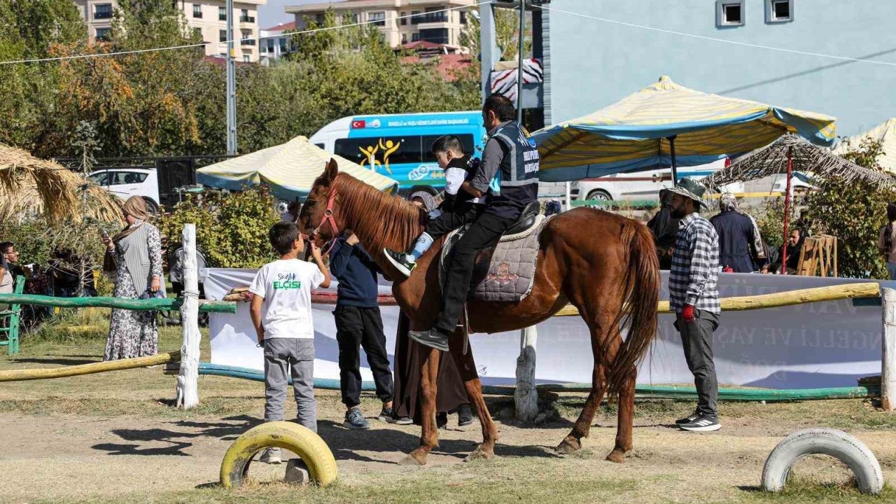 Van Büyükşehir Belediyesi'nden Özel Çocuklara Atlı Terapi: İlk Kez Ata Bindiler