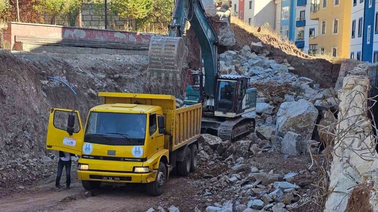 İspir’de Heyelan Mağdurlarının İsyanı: "AFAD’ın İzinsiz Çalışması Bizi Evsiz Bıraktı, Belediye Seyirci"
