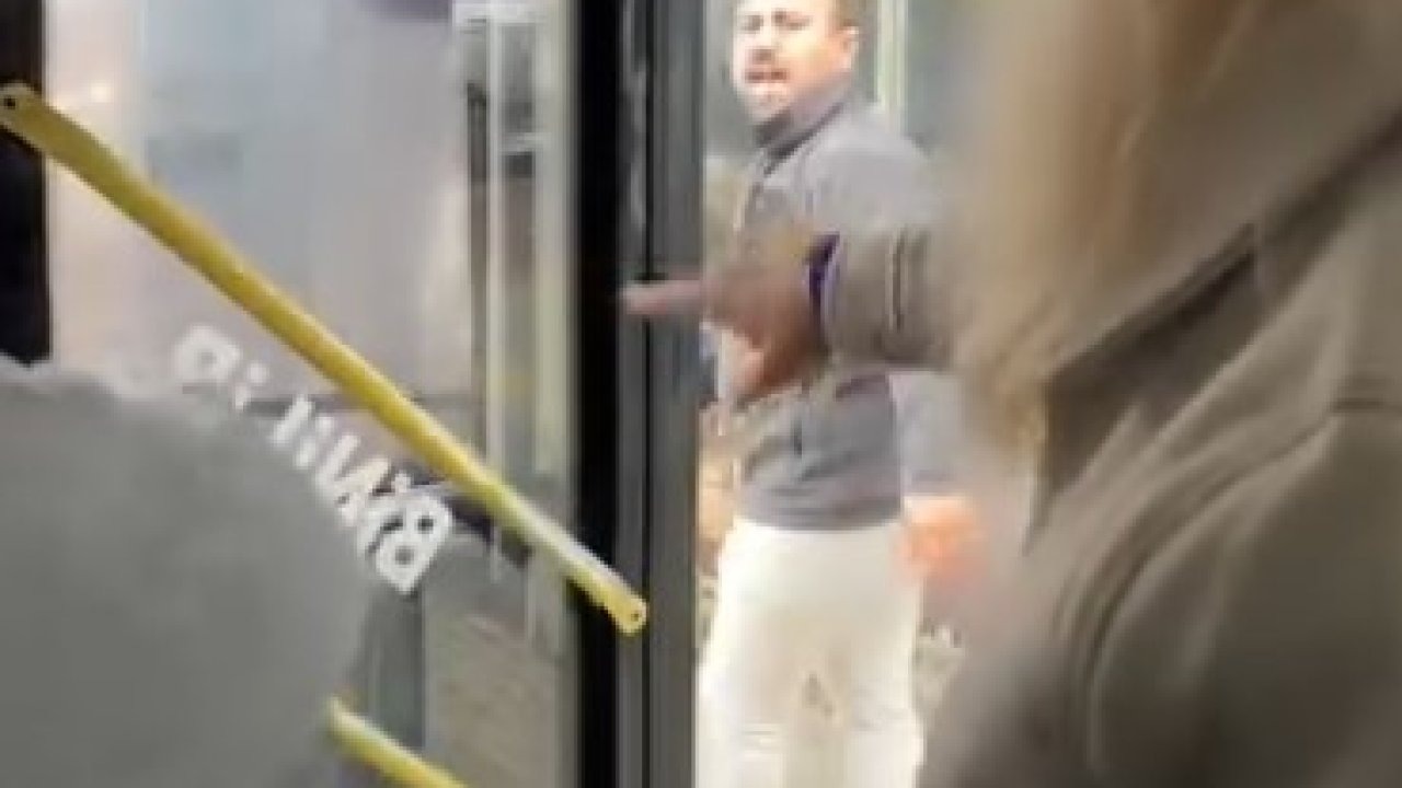 Otobüste Durak Tartışması Büyüdü: Sürücü Kapıları Açıp "Boşaltın" Dedi