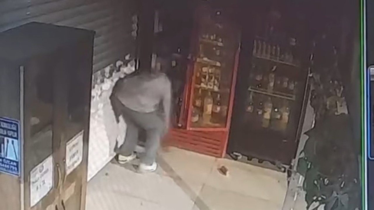 Elazığ’da Büfeden İçecek Çalan Hırsız Kamerada: Kilitli Dolabı Kırdı