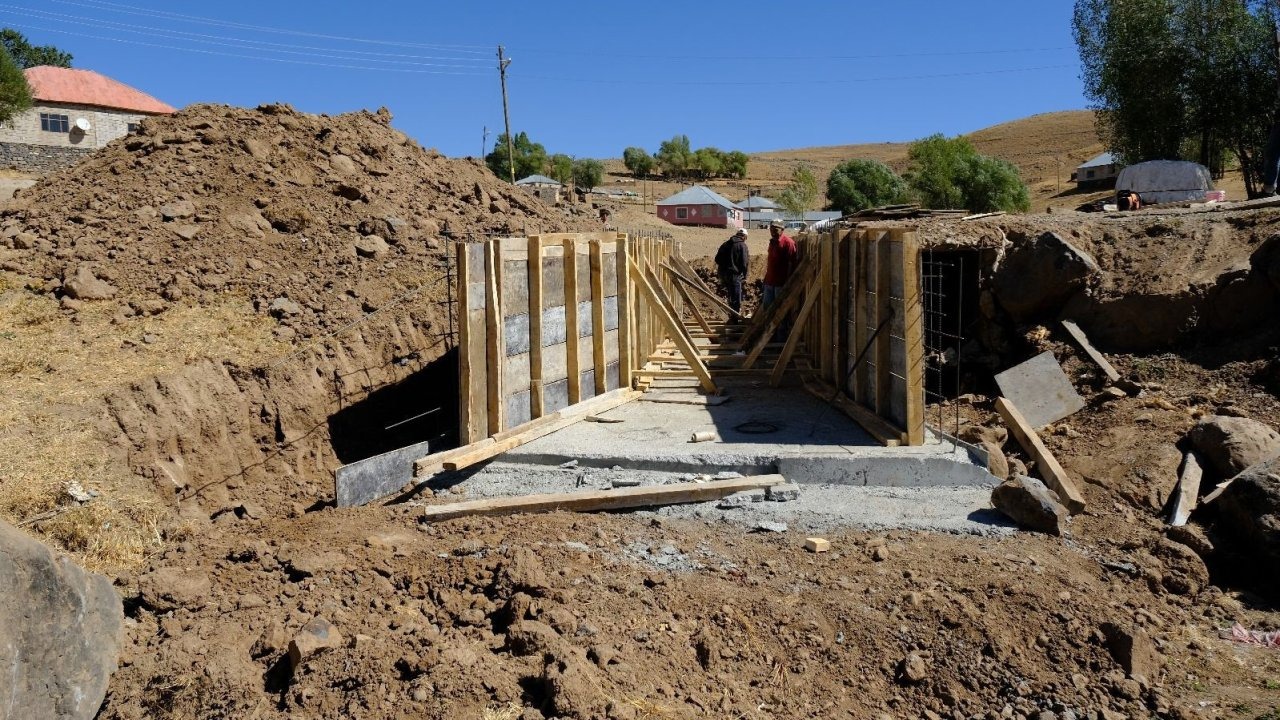 Patnos Gündüz Köyü’nde Menfez Yapım Çalışmalarıyla Altyapı Güçlendiriliyor