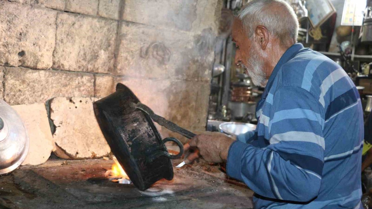 Kalay ustası 75 yıldır mesleğini aşkla sürdürüyor