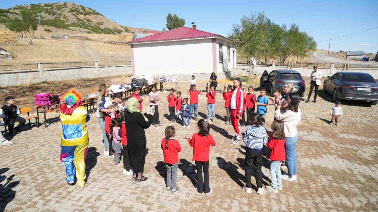 Muş’ta “Elden Ele Mutluluk” Ekibinden Kayapınar Köyü Çocuklarına Sürpriz Etkinlik