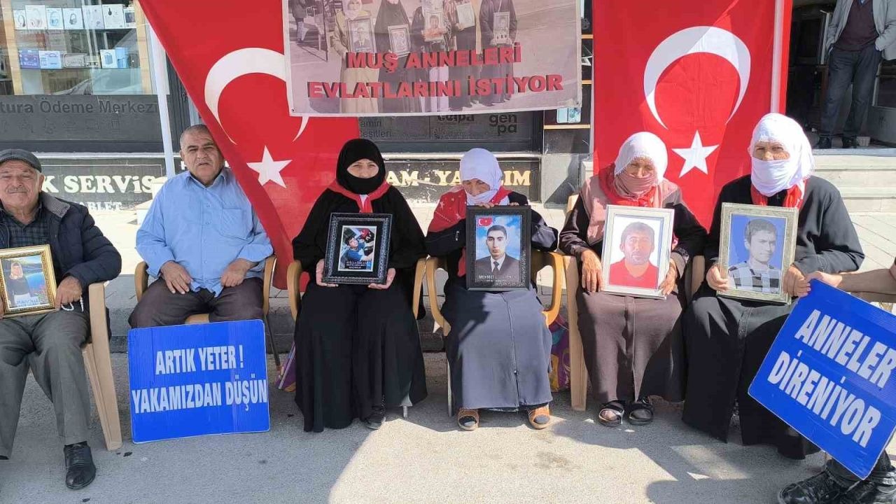 Muş&#039;ta Evlat Nöbeti Kararlılıkla Sürüyor: Aileler DEM Parti Önünde Toplandı