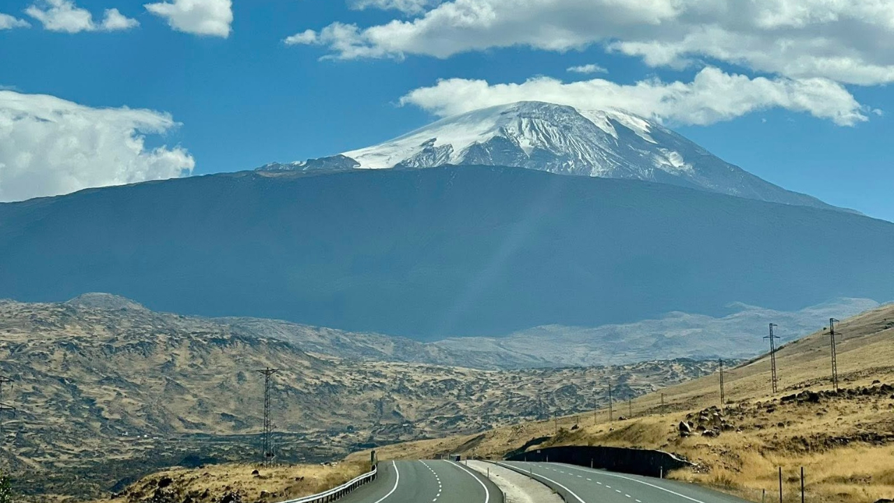 Iğdır&#039;dan Ağrı Dağı Manzarası: Sonbaharın Büyüsü Heybetle Buluştu