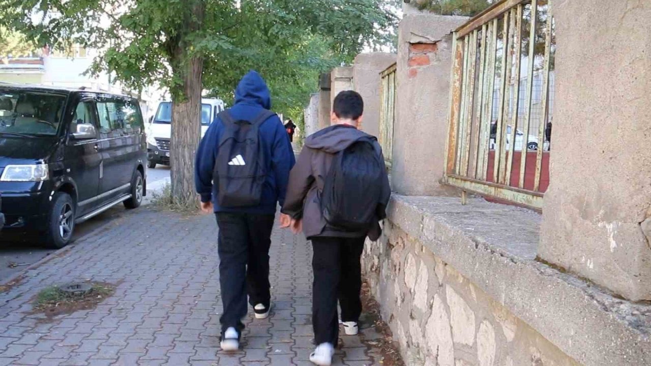 Ağır Okul Çantası Alarmı: Skolyoz Riski ve Omurga Sağlığı İçin Uzman Uyarıları