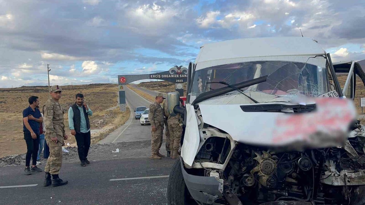 Van Erciş&#039;te Okul Servisi ile Tır Çarpıştı: 15 Yaralı