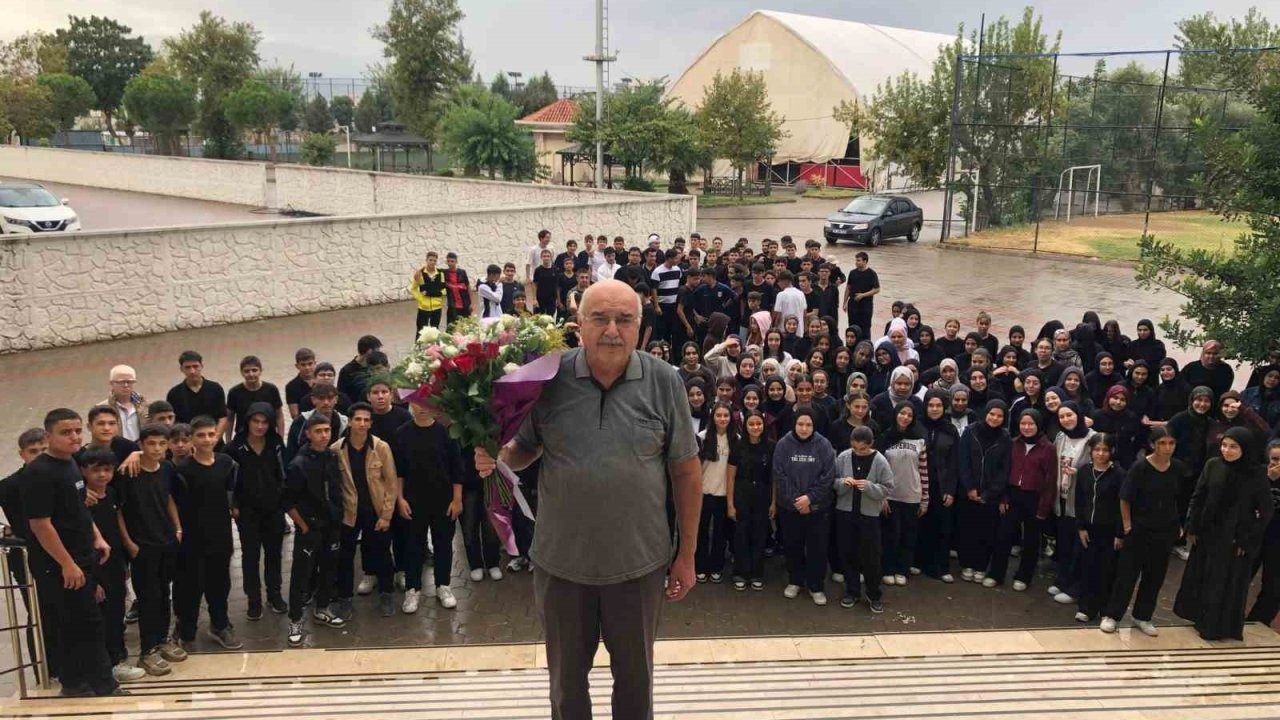 40 Yıllık Öğretmen, Mezun Olduğu Okuldan Gözyaşlarıyla Uğurlandı