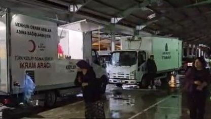 Depremzedeler Sağanak Yağışla Mücadele Ediyor: Geceyi Kapalı Alanlarda Geçirdiler