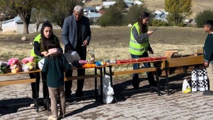İzmir Merkezli Dernek Muş'ta Çocuklarla Buluştu: Kışlık Kıyafet ve Oyuncak Dağıtıldı