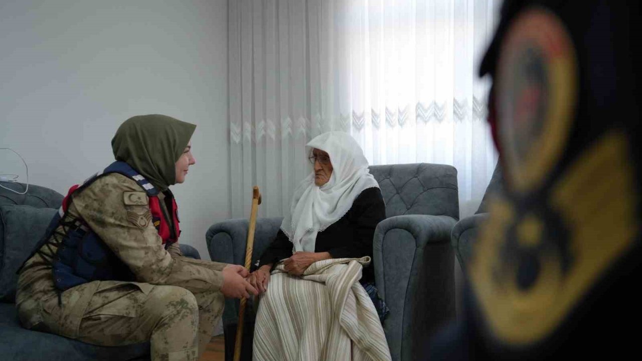 97 Yaşındaki Rabiye Nine’ye Jandarmadan Duygulandıran Sürpriz Ziyaret: “Bunlar da Benim Evladım”