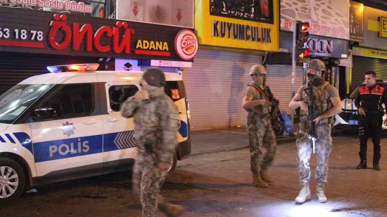 Adana&#039;da Çay Ocağına Silahlı Saldırı: Mermiler Polis Aracına İsabet Etti, Şüpheli Yakalandı