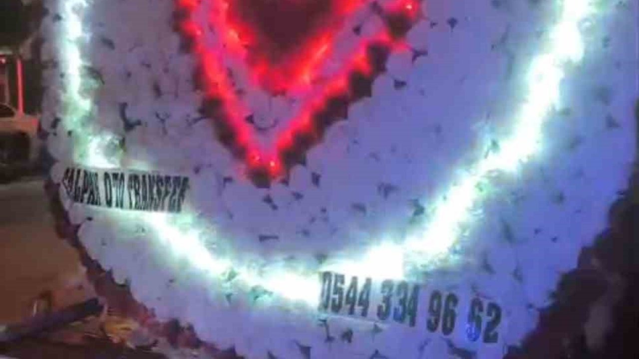 Adana'da İlginç Manzara: "İyi ki Doğdun Sevgilim" Yazılı Çiçek Taşıyan Çekiciye Ağır Ceza