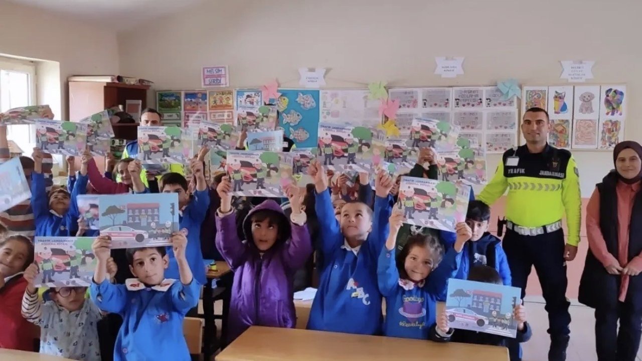 Ağrı Diyadin’de İlkokul Öğrencilerine Jandarmadan Trafik Güvenliği Eğitimi