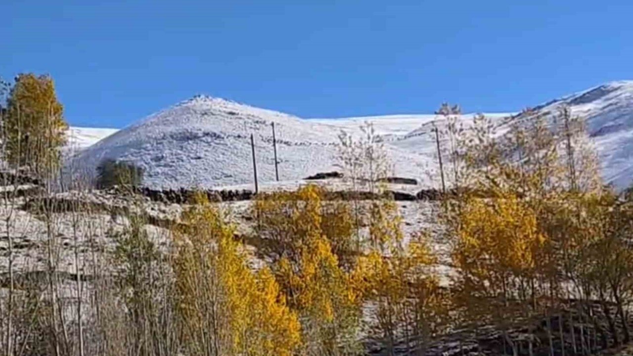 Ağrı Hamur&#039;da Kartpostallık Manzaralar: Karlıca Köyü&#039;nde Aynı Anda Hem Sonbahar Hem Kış Yaşanıyor