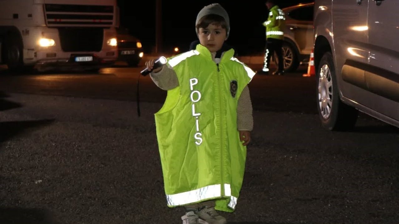 Ağrı Trafik Kontrolünde Yürekleri Isıtan An: Minik &quot;Polis&quot; Görev Başında