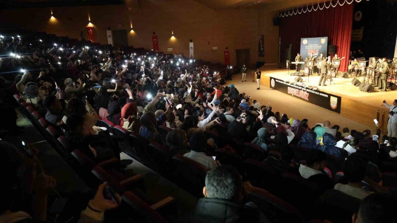 Ağrı'da 9. Kolordu Bando Komutanlığı Konseri Büyük İlgi Gördü: 90'lar Coşkusu Yaşandı