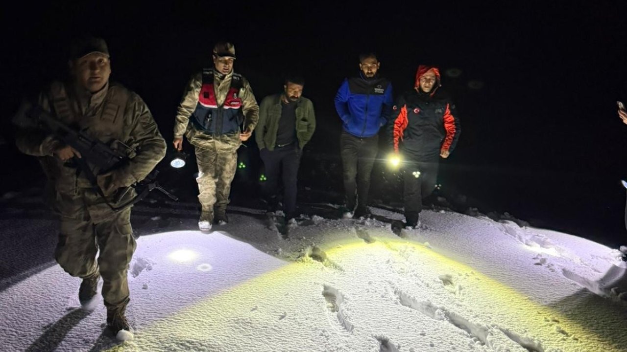 Ağrı’da Kara Saplanan Araçta Mahsur Kalan 2 Kişi AFAD ve Jandarma Operasyonuyla Kurtarıldı